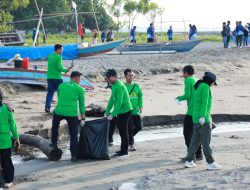 Tiga koma Sembilan Ton Sampah Terkumpul .Aksi Bersih Pantai Warnai Festival Pinisi Bulukumba
