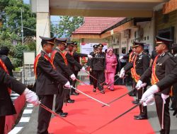4 Personel Polres Bulukumba Pensiun, Dilepas dengan Tradisi Pedang Pora